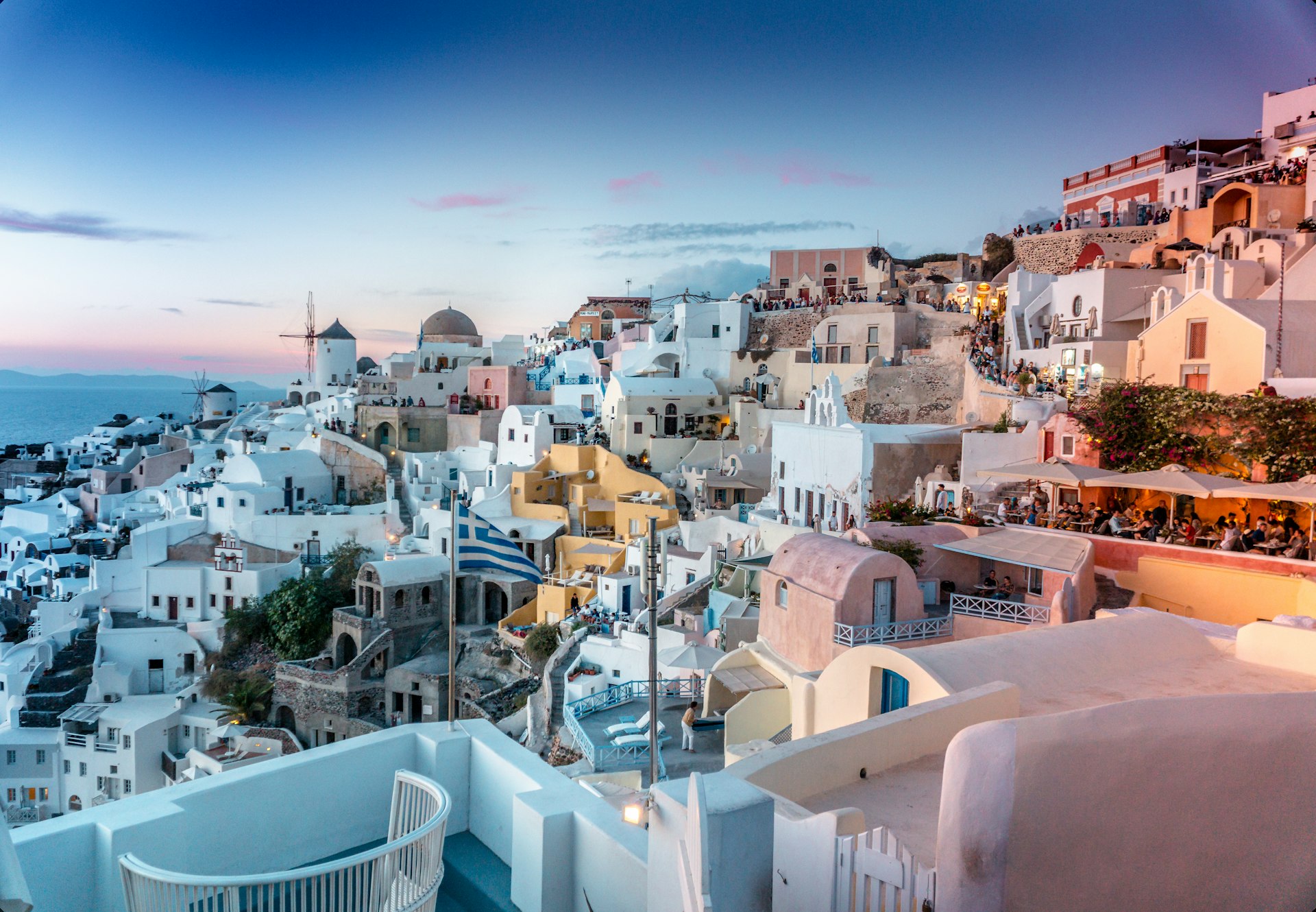 Εναέρια άποψη της λευκογάλαζης αρχιτεκτονικής της Σαντορίνης πάνω από το Αιγαίο